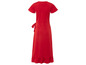 Une robe rouge à manches courtes et un ourlet à volants.