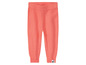 Pantalon en tricot rose pour bébé.