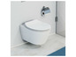 Een wandtoilet met een toiletrolhouder