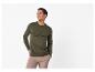 Lachende man in een olijfgroen Henley-shirt en beige corduroy broek.