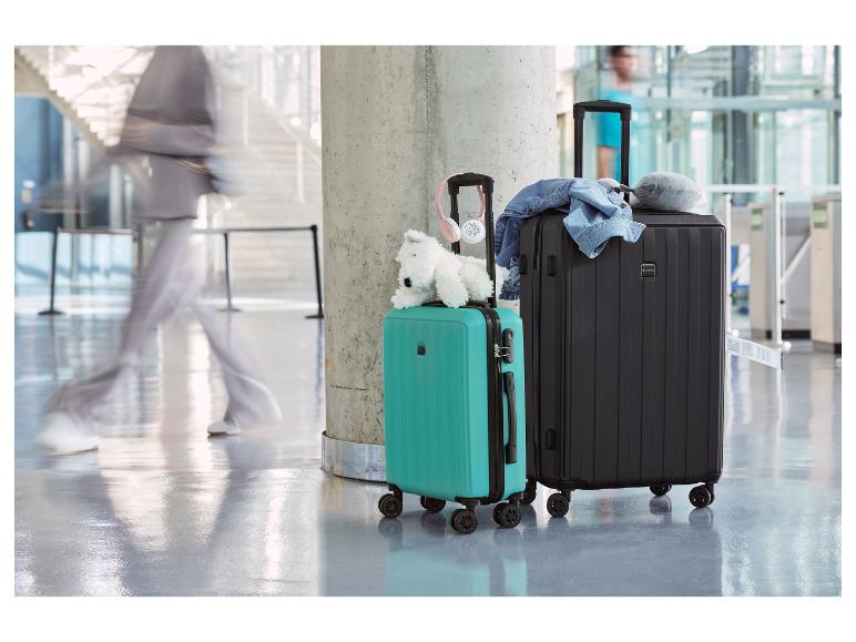 Twee koffers, een zwarte Tomtoc koffer en een turquoise koffer, staan in een luchthaven.
