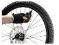 Main gantée gonflant un pneu de vélo Crivit avec une pompe à air numérique.