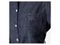 Een donkerblauw denim overhemd met een borstzak.