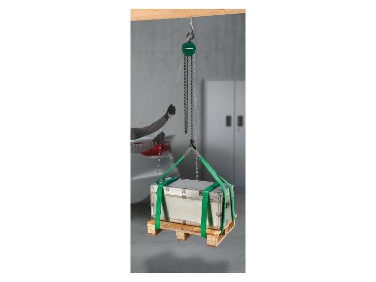Een Parkside kettingtakel tilt een pallet met een metalen kist op.
