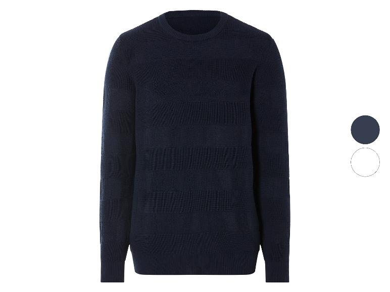 Un pull bleu marine à rayures horizontales.