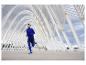 Homme en haut de sport bleu et short noir courant sur un pont blanc.
