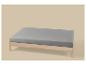 Lit en bois avec matelas gris sur fond beige.