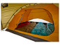 Een gele tent met drie slaapzakken