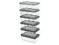 Pile de récipients alimentaires transparents avec couvercles gris.