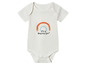 Een wit babypakje met regenboogprint en de tekst 'It's a beautiful day!'