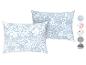 Twee kussens met een blauw-witte bloemenprint.