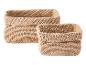 Deux paniers en corde beige, l'un plus grand que l'autre, tricotés au crochet.