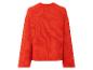 Un pull en maille orange à manches longues.