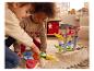 Twee kinderen spelen op een vloerkleed met een vormensorteerder en een houten racebaan.