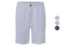 Een gestreept, wit en blauw, heren bermuda-broek.