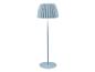 Une lampe de sol bleu clair avec un abat-jour plissé et une base ronde.