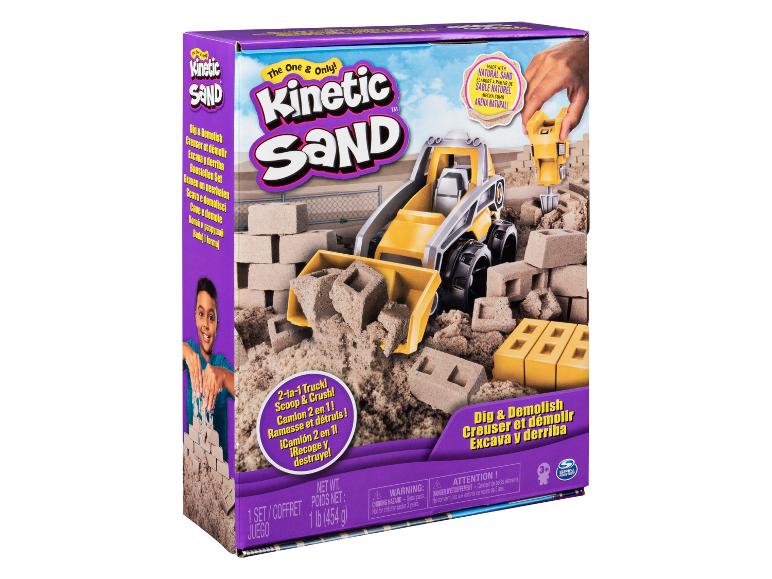 Kinetisch zand met vrachtwagen en bouwwerktuigen om te graven en te slopen.