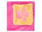 Roze pluizige stof met een gele pootafdrukpatch