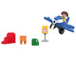 Een blauwe vliegtuig met propeller, blokken en een figuur.