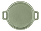 Een groene gietijzeren braadpan met twee handvatten.