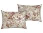 Deux oreillers beiges à motif floral rose