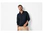 Homme en sweat-shirt zippé bleu marine et pantalon en velours côtelé beige.