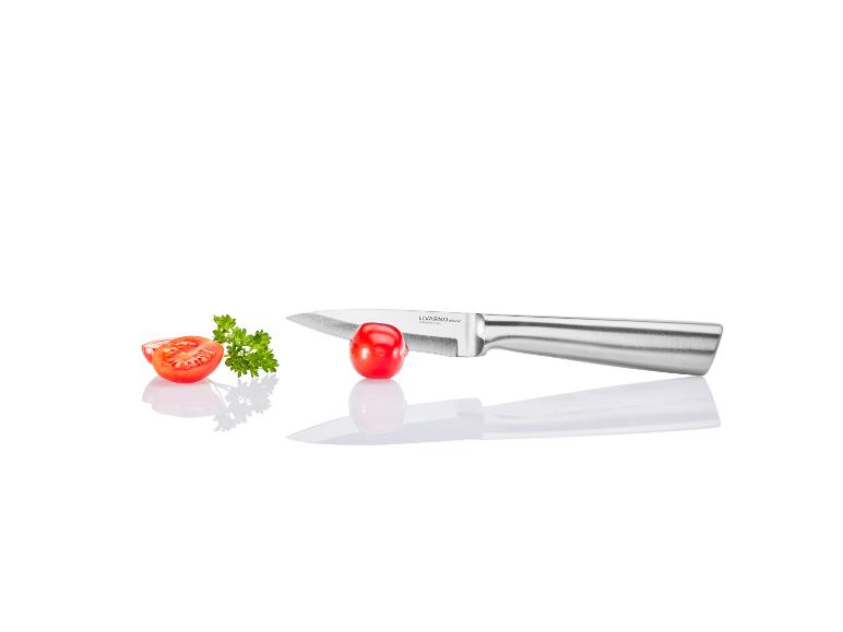 Un couteau Livarno home coupe une tomate.
