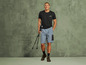 Man met zwarte T-shirt, korte broek en wandelstokken.