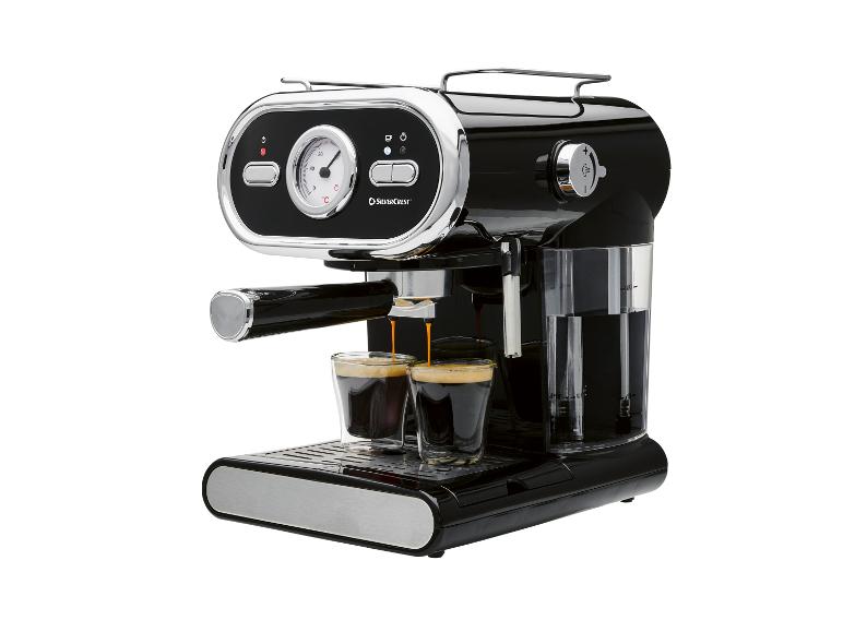 Een SilverCrest espressomachine maakt twee espresso's.