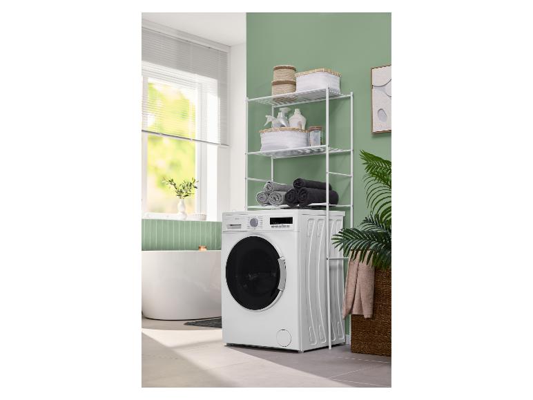 Machine à laver blanche avec étagères de rangement au-dessus, dans une salle de bain moderne.