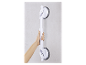 Een hand houdt een wit zuignap-handvat vast dat aan een muur is bevestigd.
