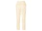 Crèmekleurige damesbroek met hoge taille, achteraanzicht.