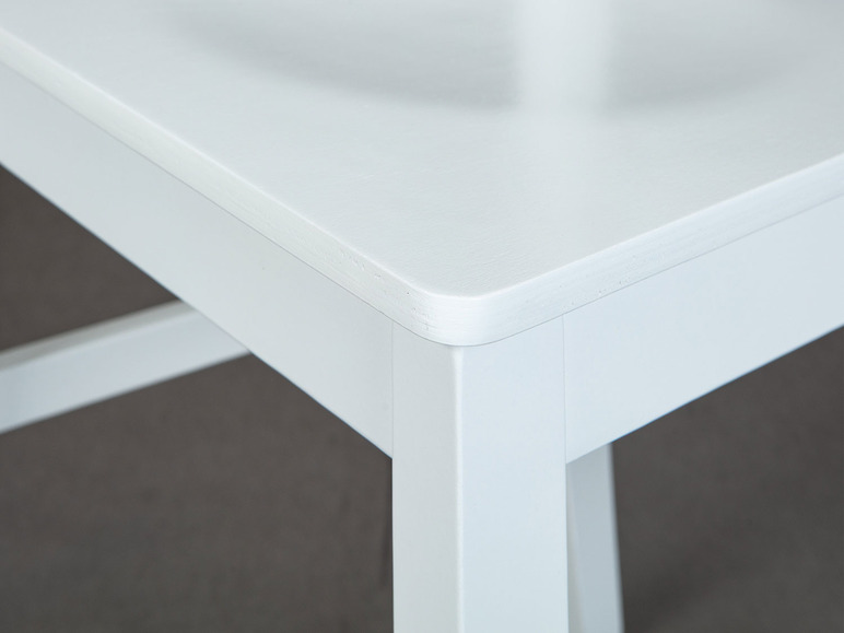 Table blanche avec des coins arrondis.