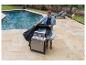 Un homme recouvre un barbecue Char-Broil sur une terrasse près d'une piscine.