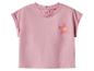 Roze T-shirt met korte mouwen en een roze en gele bloemenprint.
