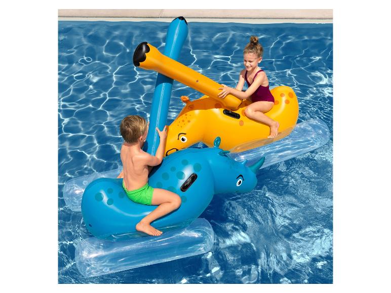 Enfants jouant avec des animaux gonflables (girafe et rhinocéros) dans une piscine.