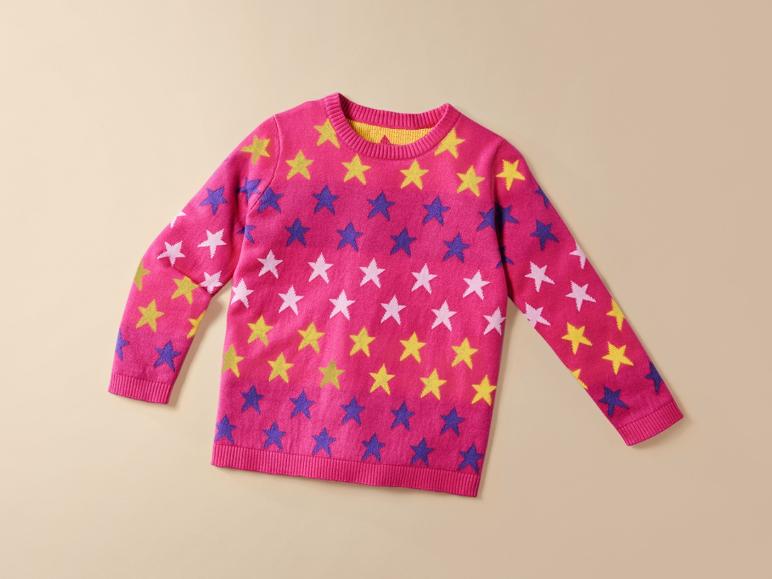 Een roze trui met sterrenprint voor kinderen.