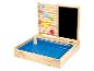 Een houten zandbak met een geïntegreerde waterbaan en een schoolbord.