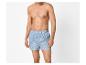 Homme torse nu, portant un boxer rayé bleu.
