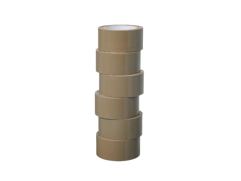 Pile de six rouleaux de ruban adhésif marron sur fond blanc.