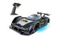 Une voiture de course noire Batman avec une télécommande.