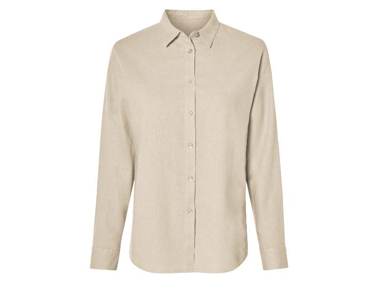 Chemise beige à manches longues.