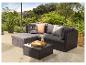 Grijze rotan loungeset met kussens, salontafel en decoraties.
