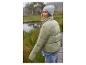 Femme portant un bonnet et un blouson d'hiver vert olive.