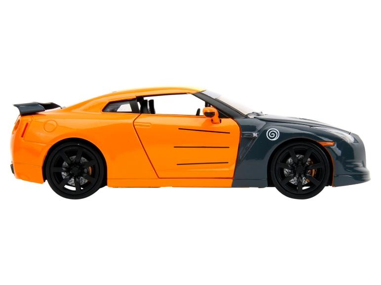 Un modèle orange de Nissan GT-R avec un aileron noir.