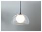 Suspension moderne avec abat-jour en verre transparent et diffuseur opale.