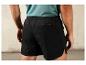 Een man draagt zwarte sport shorts met een zakje aan de achterkant.