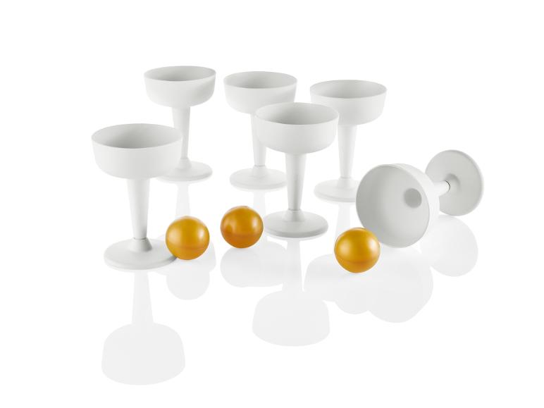 Des verres blancs et des boules jaunes sur un fond blanc.