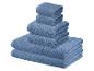 Set opgevouwen blauwe handdoeken in diverse maten.