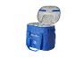 Sac isotherme bleu ouvert avec doublure isolante argentée et poche avant.